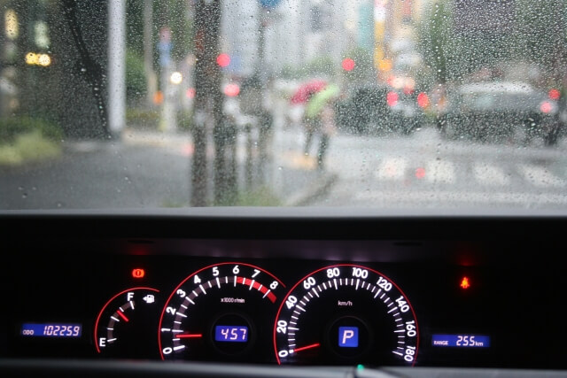 雨と車1